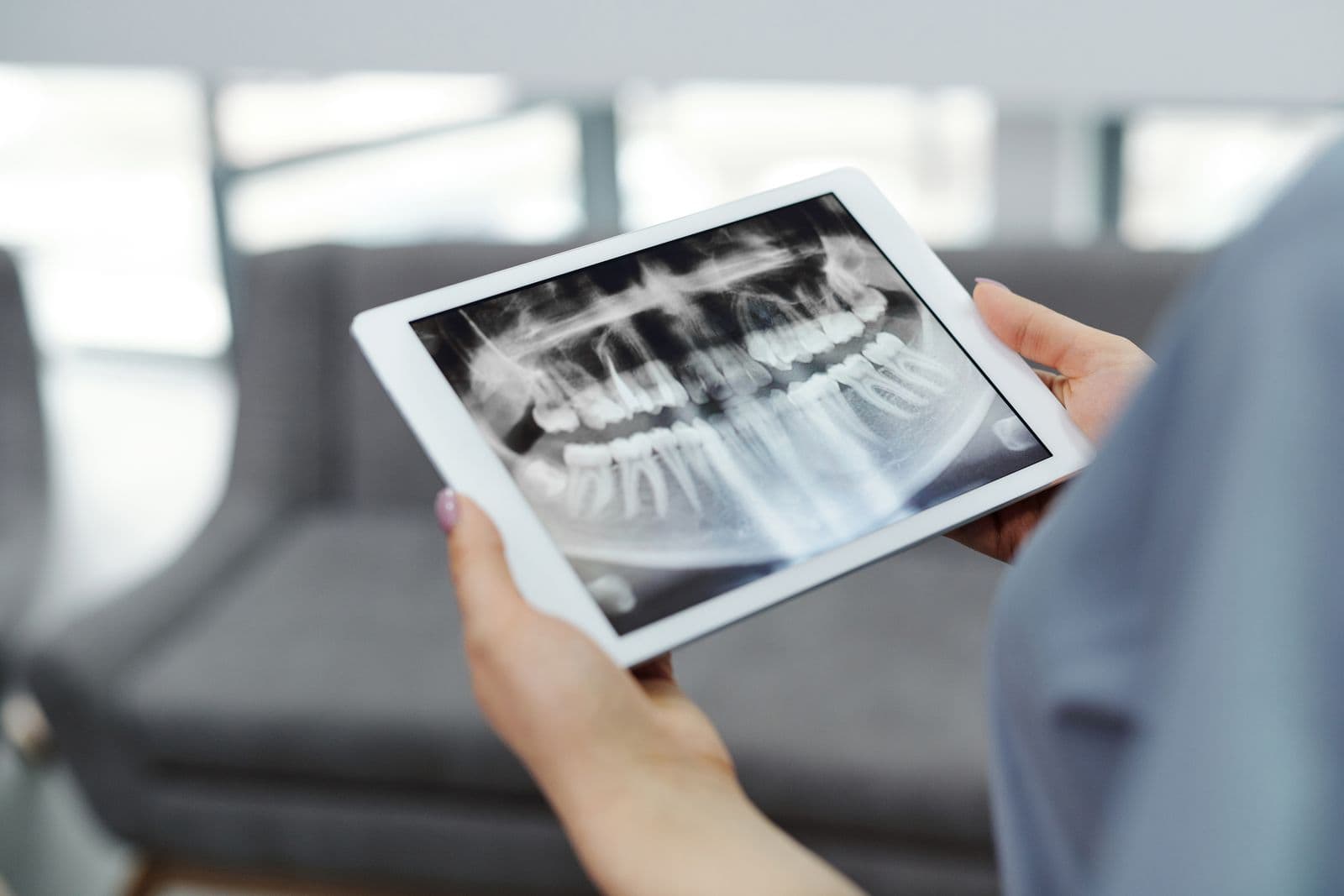Twee specialisten beoordelen een röntgenbeeld op een tablet